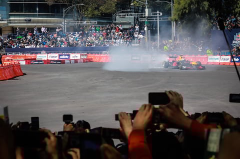El mexicano emocionó a más de 100 mil aficionados presentes en el Show Run 