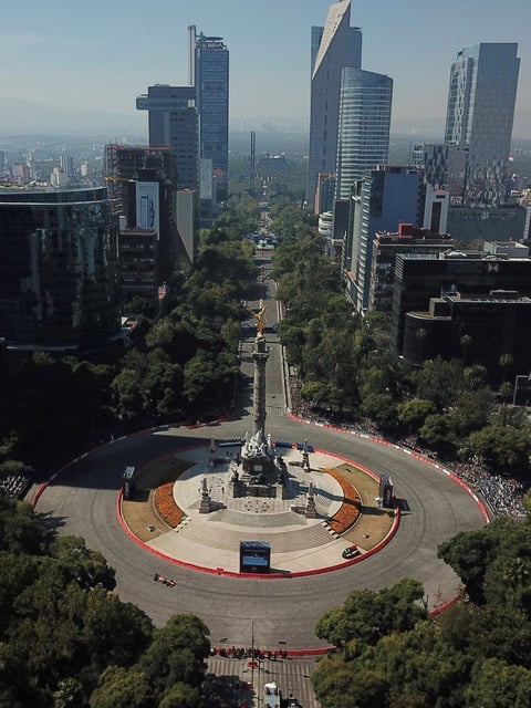 El mexicano emocionó a más de 100 mil aficionados presentes en el Show Run 