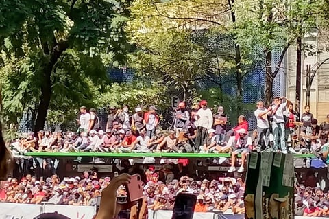 El mexicano emocionó a más de 100 mil aficionados presentes en el Show Run 