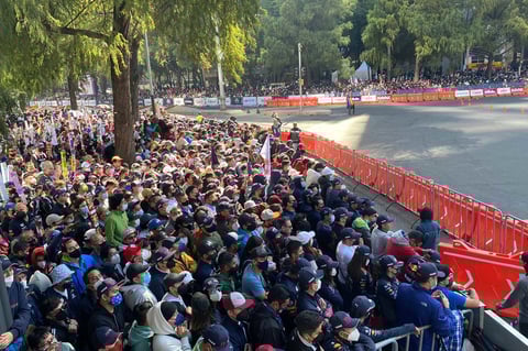 El mexicano emocionó a más de 100 mil aficionados presentes en el Show Run 