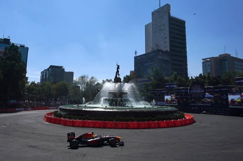 El mexicano emocionó a más de 100 mil aficionados presentes en el Show Run 