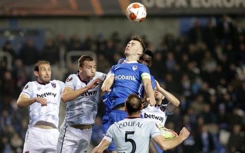 West Ham deja escapar victoria ante el Genk de Gerardo Arteaga