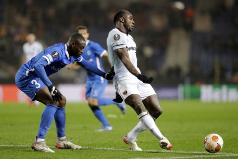 West Ham deja escapar victoria ante el Genk de Gerardo Arteaga