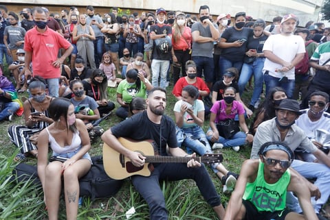 Al menos 100 mil personas despiden en Brasil a la cantante Marília Mendonça