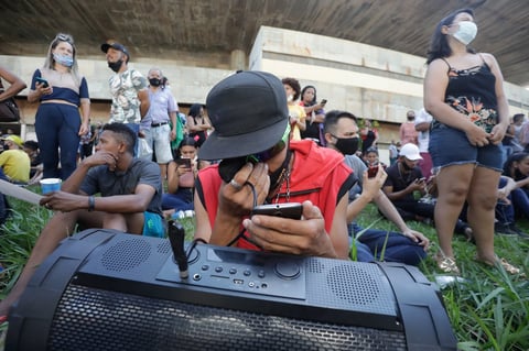 Al menos 100 mil personas despiden en Brasil a la cantante Marília Mendonça
