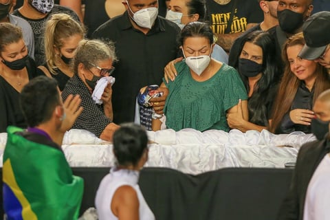 Al menos 100 mil personas despiden en Brasil a la cantante Marília Mendonça