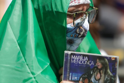 Al menos 100 mil personas despiden en Brasil a la cantante Marília Mendonça