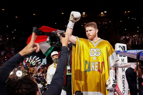 ¡Noche histórica para 'Canelo' Álvarez! gana por nocaut técnico a Caleb Plant