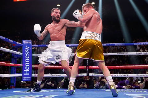 ¡Noche histórica para 'Canelo' Álvarez! gana por nocaut técnico a Caleb Plant