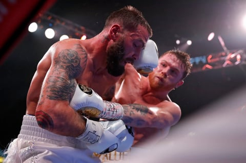 ¡Noche histórica para 'Canelo' Álvarez! gana por nocaut técnico a Caleb Plant