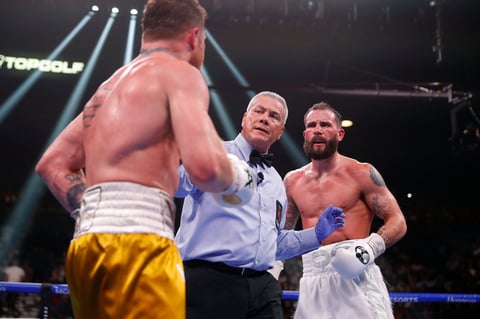 ¡Noche histórica para 'Canelo' Álvarez! gana por nocaut técnico a Caleb Plant