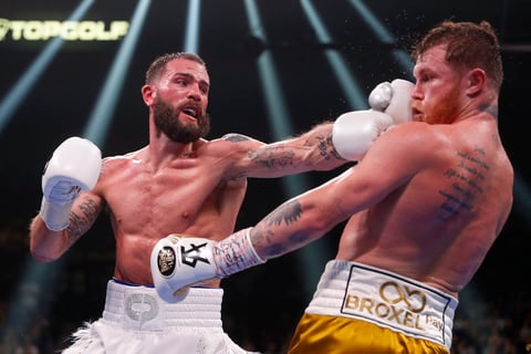 ¡Noche histórica para 'Canelo' Álvarez! gana por nocaut técnico a Caleb Plant