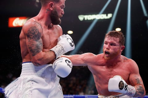 ¡Noche histórica para 'Canelo' Álvarez! gana por nocaut técnico a Caleb Plant