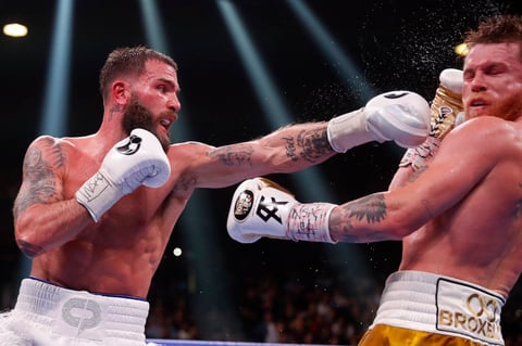 ¡Noche histórica para 'Canelo' Álvarez! gana por nocaut técnico a Caleb Plant