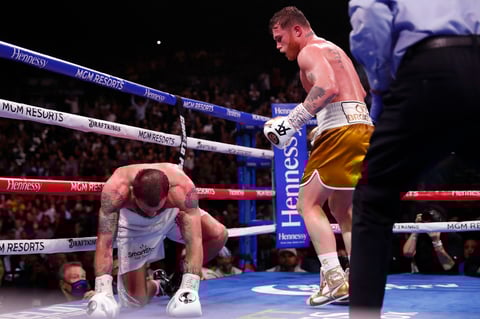 ¡Noche histórica para 'Canelo' Álvarez! gana por nocaut técnico a Caleb Plant