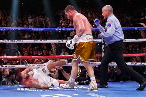 ¡Noche histórica para 'Canelo' Álvarez! gana por nocaut técnico a Caleb Plant