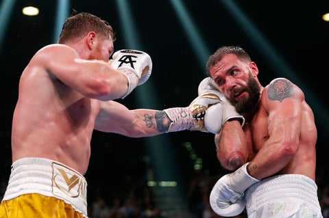 ¡Noche histórica para 'Canelo' Álvarez! gana por nocaut técnico a Caleb Plant