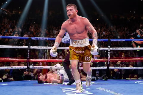 ¡Noche histórica para 'Canelo' Álvarez! gana por nocaut técnico a Caleb Plant