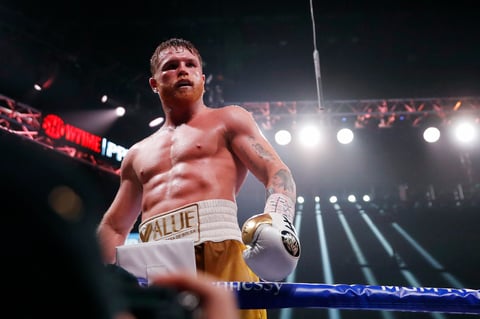 ¡Noche histórica para 'Canelo' Álvarez! gana por nocaut técnico a Caleb Plant