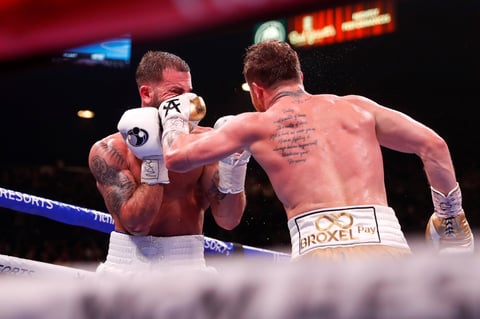 ¡Noche histórica para 'Canelo' Álvarez! gana por nocaut técnico a Caleb Plant