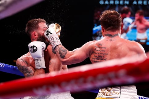 ¡Noche histórica para 'Canelo' Álvarez! gana por nocaut técnico a Caleb Plant