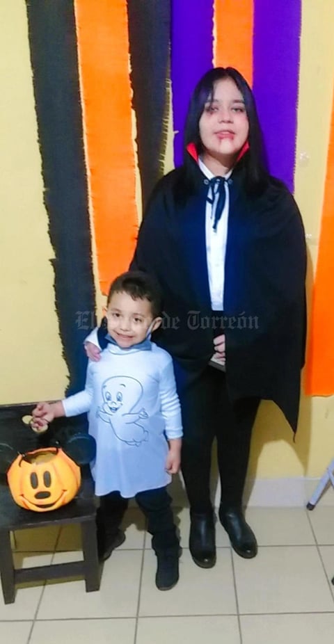 07112021 CELEBRACIóN 'DE TERROR'.  Allison Guzmán con su primito Iker Matías Chávez.