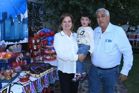 10112021 Los abuelos, Gerardo de la Torre y Patricia Dillon junto a Benjamín.