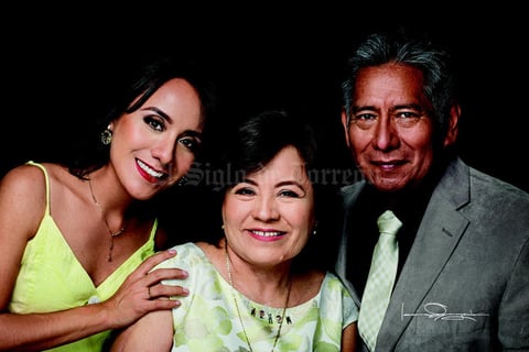14112021 'Porque el mejor momento de tu vida es aquí y ahora'. Celebrando a Ma. Angélica Martínez Flores en linda sesión fotográfica junto a su esposo Julián Milán Rodríguez y su hija Paulina Milán Martínez. (Laura Grageda Fotografía)
