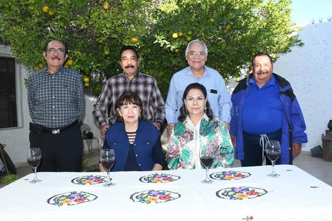 14112021 REENCUENTRO DE SECUNDARIA TRAS SESENTA AñOS.  René Leonel Ríos Ramírez, José Ma. Ramírez Llanas y su esposa Laura Julia Villareal Martíenez, Marcial de la Rosa de Cano y su esposa Rosa Elia Muñoz Bernal, Martín Ramos Hernández, exalumnos de la secundariay prepataroria Venustiano Carranza, que en ese entonces estaba frente al 'Bosque', son tantos los recuerdos, que los de estudio quedaron en el olvido, conociendo el mundoy la libertad sin responsabilidad.