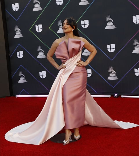 Danna Paola, Mon Laferte, Bella Thorne y más estrellas llenan de glamour a la 'red carpet' del Latin Grammy