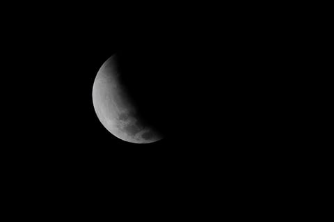 Eclipse parcial de luna visto este viernes desde San Salvador