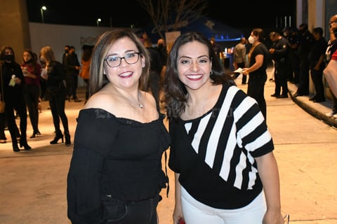 19112021 DISFRUTAN CONCIERTO.   Mónica y Carolina.