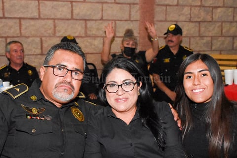 17112021 César Valdez, Elva Arellano y Mariana Valdez.