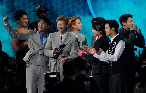 Así se vivió la presentación de BTS y Coldplay en los American Music Awards 2021
