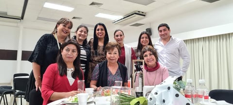 21112021 CELEBRANDO CUMPLEAñOS.  Chelita, Gloria y Brenda, acompañadas de Lety, Elsa, Alejandra, Claudia, Lore y Alejandro.