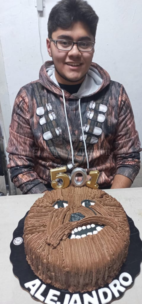 21112021 FESTEJA SUS 17 AñOS.  Alejandro RodrÍguez Estrada en compañía de su familia.