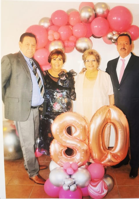 21112021 CELEBRA SUS 80 AñOS DE VIDA.  Irma Orozco en compañía de sus hijos, nueras, nietos y bisnietas.