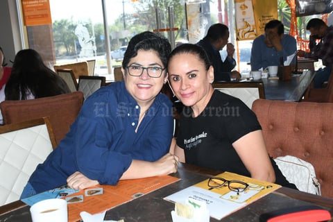 23112021 DISFRUTAN DE RICO DESAYUNO EN TORREóN.  Marcela Casas y Lupita Arismendi.