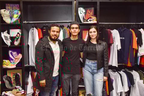 26112021 BAZAR NAVIDEñO.  Regina, Guillermo y Ricardo.