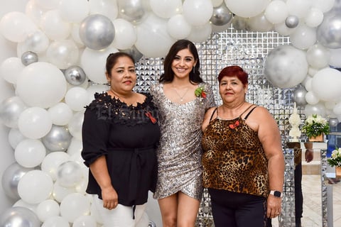 27112021 Acompañan a la festejada.