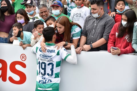 Salvador Mariscal Jr. celebra con su familia tras el partido, el juvenil santista puso al frente a los Guerreros con remate tras tiro de esquina.