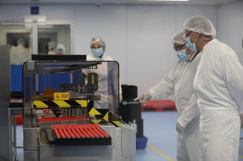 Así es el interior del laboratorio en México que produce vacunas antiCOVID de AstraZeneca