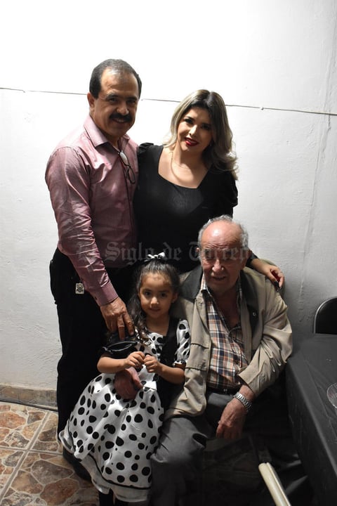 28122021 CUATRO GENERACIONES.  Earl, Eduardo, Ely Amozurrutia y Ana Pau Hernández Amozurrutia.