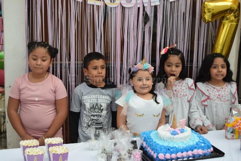 30122021 CELEBRA SUS 7 AñOS.  Varelia Estrella Gallegos Morales, festejada por su mamá, Myrna.