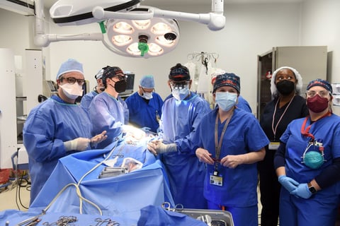 Médicos logran trasplantar corazón de cerdo a hombre en Estados Unidos