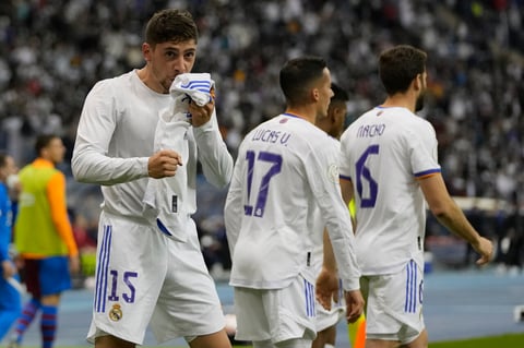 Federico Valverde del Real Madrid celebra tras anotar el tercer gol en la victoria 3-2 ante el Barcelona en la Supercopa española, el miércoles 12 de enero de 2022 en Riad, Arabia Saudita. (AP Foto/Hassan Ammar)