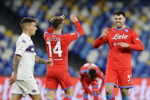 Fiorentina golea 5-2 al Napoli; Lozano expulsado