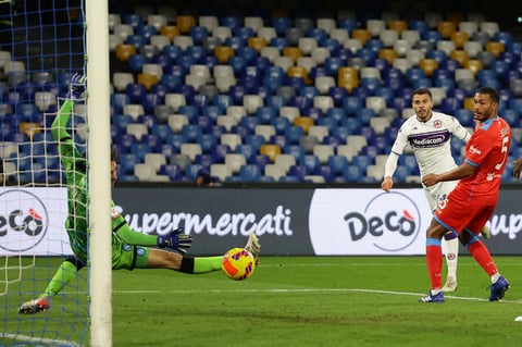 Fiorentina golea 5-2 al Napoli; Lozano expulsado