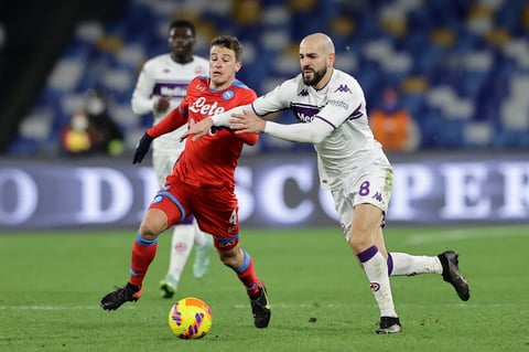 Fiorentina golea 5-2 al Napoli; Lozano expulsado