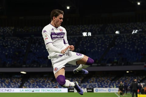 Fiorentina golea 5-2 al Napoli; Lozano expulsado